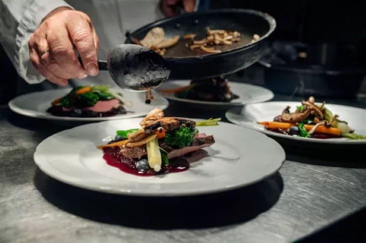 Hertenvleesfilet met Rode Wijnsaus en Wintergroenten